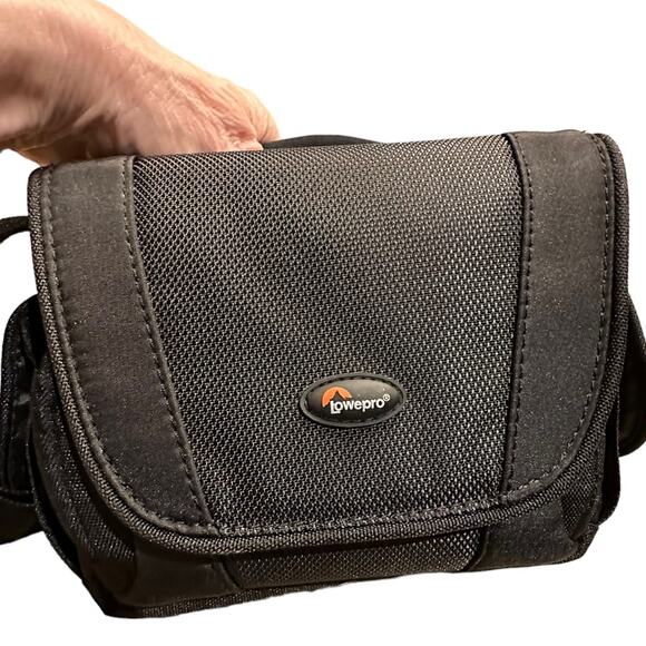 Lowepro Black Camera Bag 7 x 4 with Shoulder Strap - Picture 1 of 7